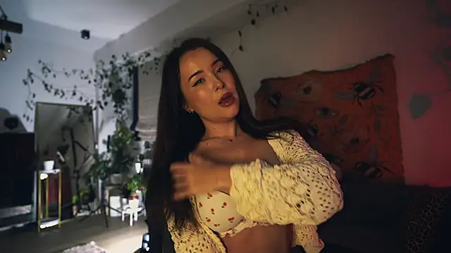 Snapshot of Leona_Mell chatting on 10.10.25 Leona Mell online show from 10.10.25