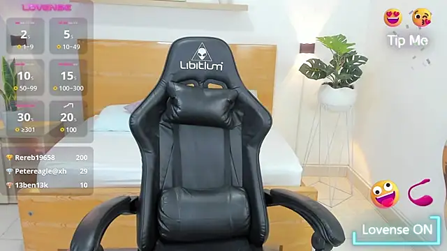 Snapshot of aixa_15 chatting on 02.10.25 aixa 15 online show from 02.10.25