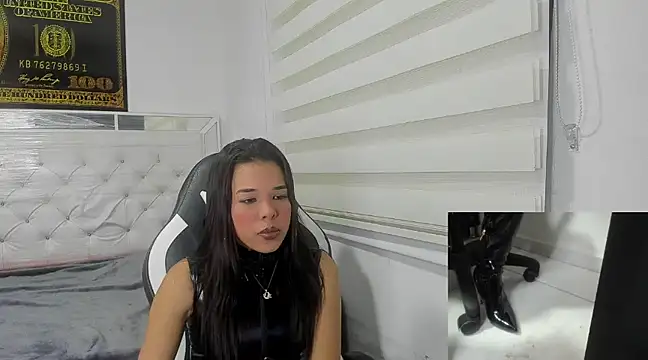 Snapshot of queen_findom chatting on 02.24.25 queen findom online show from 02.24.25