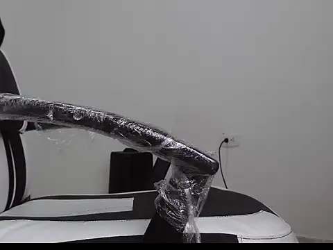 Snapshot of queen_findom chatting on 09.16.25 queen findom online show from 09.16.25