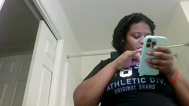 Snapshot of Prettynthick12 chatting on 02.15.26 Prettynthick12 online show from 02.15.26