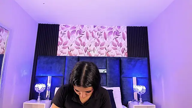 Snapshot of Larabrooks chatting on 10.13.25 Larabrooks online show from 10.13.25