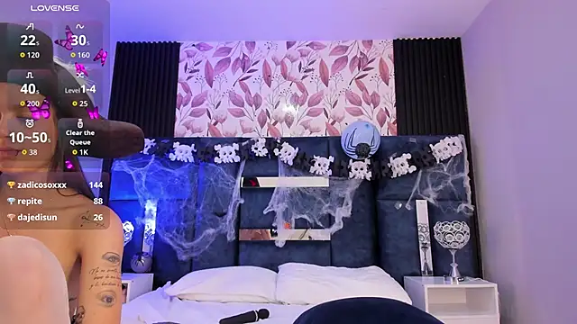 Snapshot of Larabrooks chatting on 10.25.25 Larabrooks online show from 10.25.25