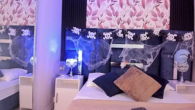 Snapshot of Larabrooks chatting on 10.28.25 Larabrooks online show from 10.28.25