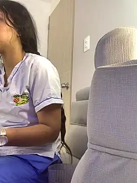 Snapshot of Larabrooks chatting on 11.04.25 Larabrooks online show from 11.04.25