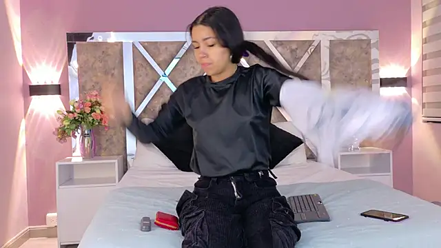 Snapshot of Larabrooks chatting on 11.09.25 Larabrooks online show from 11.09.25