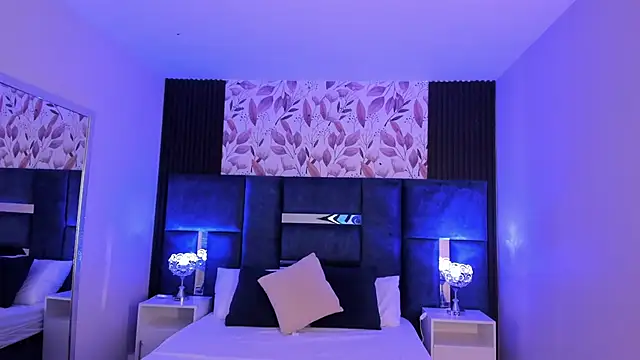 Snapshot of Larabrooks chatting on 11.11.25 Larabrooks online show from 11.11.25