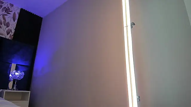 Snapshot of Larabrooks chatting on 11.12.25 Larabrooks online show from 11.12.25