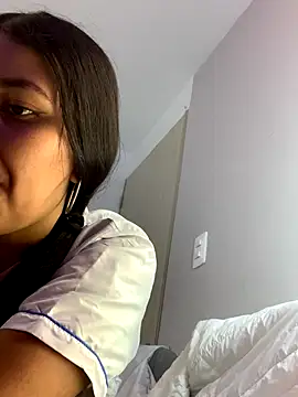 Snapshot of Larabrooks chatting on 11.20.25 Larabrooks online show from 11.20.25