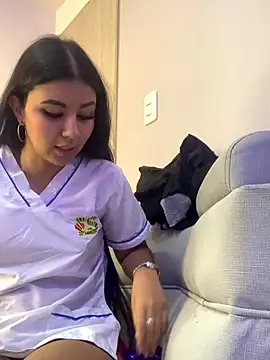 Snapshot of Larabrooks chatting on 11.24.25 Larabrooks online show from 11.24.25