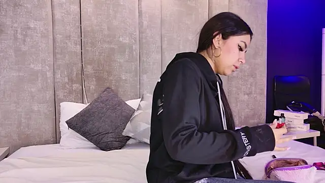 Snapshot of Larabrooks chatting on 12.14.25 Larabrooks online show from 12.14.25