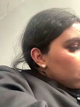 Snapshot of Larabrooks chatting on 02.18.26 Larabrooks online show from 02.18.26