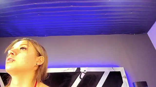 Snapshot of Larabrooks chatting on 03.03.26 Larabrooks online show from 03.03.26