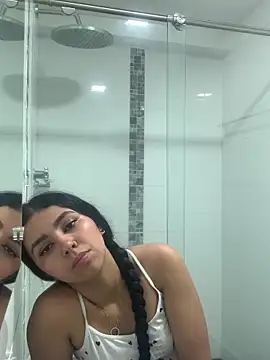 Snapshot of Larabrooks chatting on 03.17.26 Larabrooks online show from 03.17.26