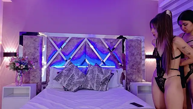 Snapshot of Larabrooks chatting on 04.05.26 Larabrooks online show from 04.05.26