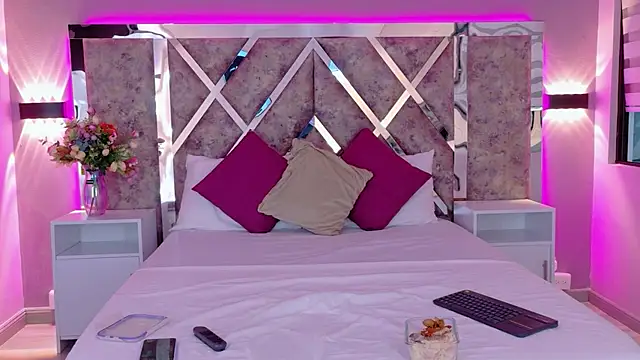 Snapshot of Larabrooks chatting on 04.13.26 Larabrooks online show from 04.13.26