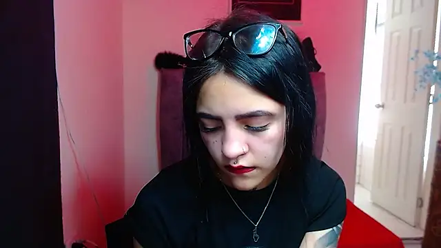 Snapshot of Violettasquirt chatting on 10.23.25 Violettasquirt online show from 10.23.25