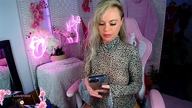 Snapshot of EllieKarrX chatting on 12.12.24 EllieKarrX online show from 12.12.24