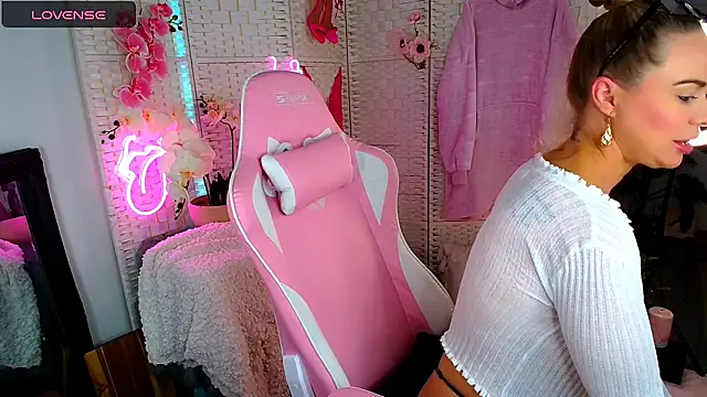 Snapshot of EllieKarrX chatting on 12.30.24 EllieKarrX online show from 12.30.24