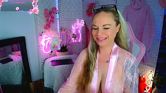 Snapshot of EllieKarrX chatting on 01.30.25 EllieKarrX online show from 01.30.25