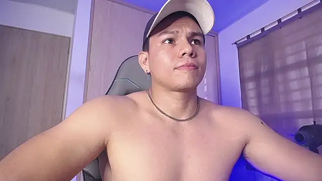 Snapshot of RoyConstance chatting on 03.08.25 RoyConstance online show from 03.08.25