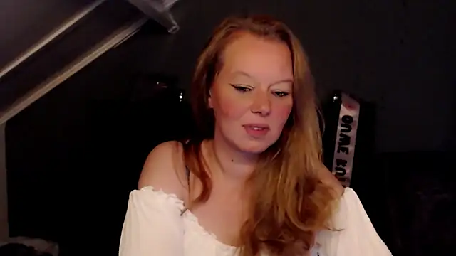 Snapshot of roxanna24 chatting on 05.19.26 roxanna24 online show from 05.19.26