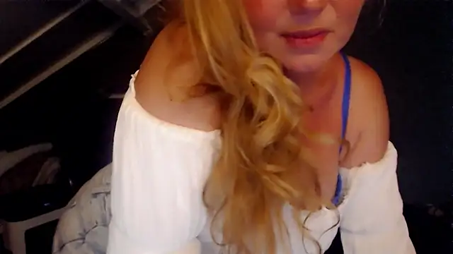 Snapshot of roxanna24 chatting on 07.23.26 roxanna24 online show from 07.23.26