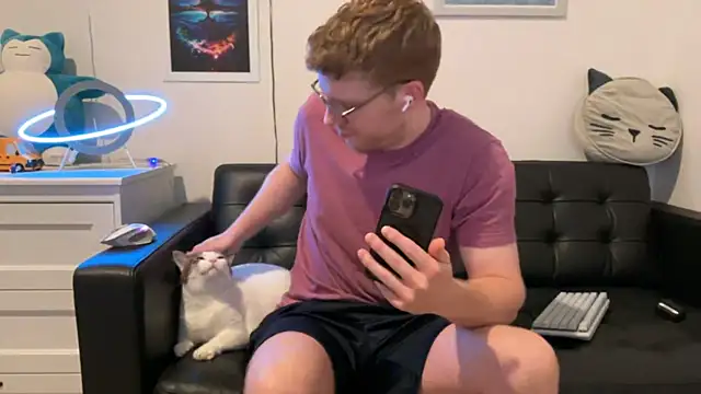 Snapshot of BlueEyedTallGuy94 chatting on 12.19.24 BlueEyedTallGuy94 online show from 12.19.24