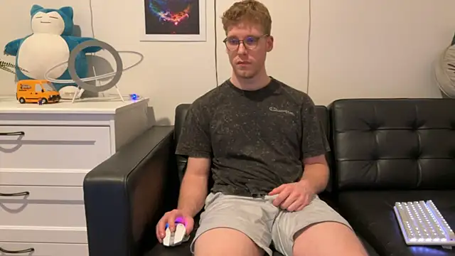 Snapshot of BlueEyedTallGuy94 chatting on 12.24.24 BlueEyedTallGuy94 online show from 12.24.24