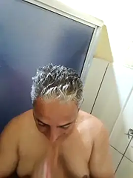 Snapshot of gordonunes chatting on 12.20.25 gordonunes online show from 12.20.25