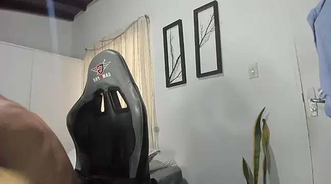 Snapshot of miguel_hz chatting on 02.04.25 miguel hz online show from 02.04.25