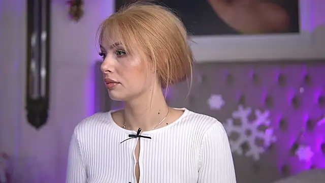 Snapshot of AdelineKing chatting on 12.23.24 AdelineKing online show from 12.23.24