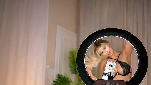 Snapshot of AdelineKing chatting on 09.10.25 AdelineKing online show from 09.10.25