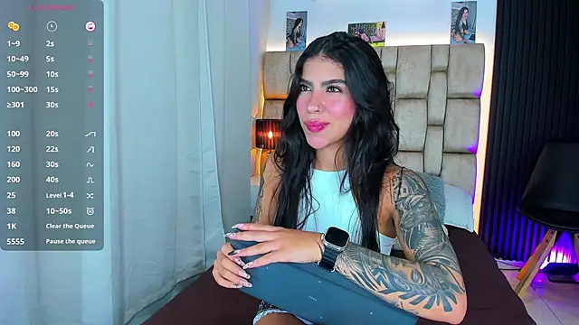 Snapshot of little_sophie18 chatting on 10.30.25 little sophie18 online show from 10.30.25