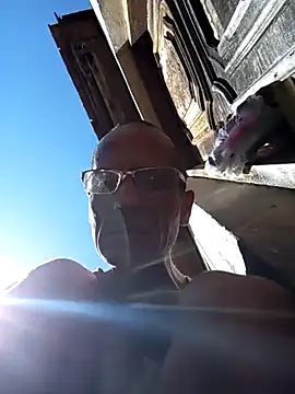 Snapshot of nevessartori chatting on 12.31.24 nevessartori online show from 12.31.24