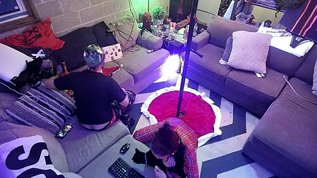 KRYZTALYNXXX online show from 12.15.25