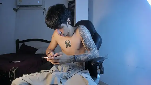Snapshot of Snakebutterfly chatting on 09.12.25 Snakebutterfly online show from 09.12.25