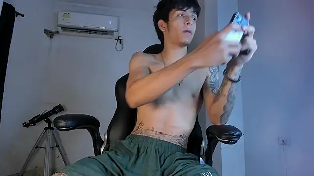 Snapshot of Snakebutterfly chatting on 09.19.25 Snakebutterfly online show from 09.19.25