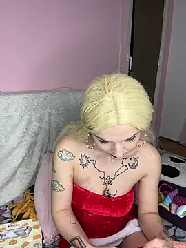 Snapshot of MoonAgnes chatting on 12.26.24 MoonAgnes online show from 12.26.24