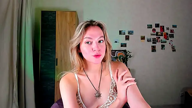 Snapshot of Niky__Jess chatting on 12.16.24 Niky Jess online show from 12.16.24