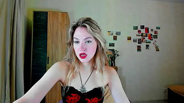 Snapshot of Niky__Jess chatting on 12.17.24 Niky Jess online show from 12.17.24