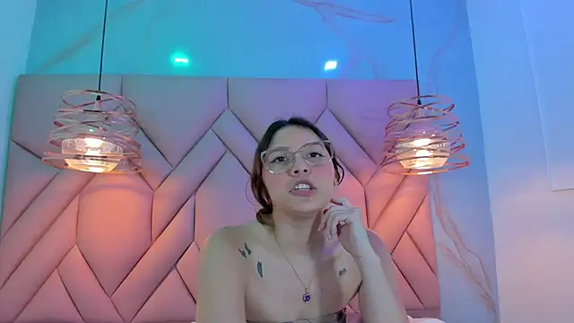 Snapshot of AngelaaCute_ chatting on 01.21.25 AngelaaCute online show from 01.21.25