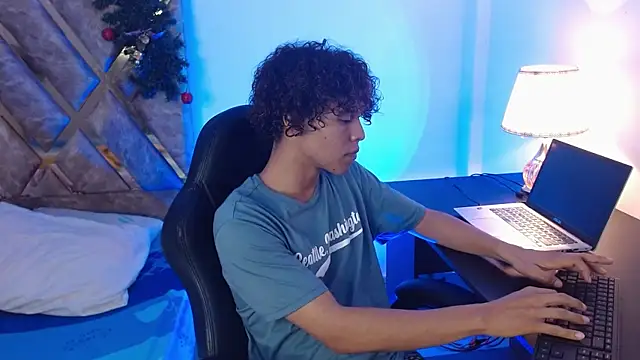 Snapshot of nickolas_moon chatting on 12.28.24 nickolas moon online show from 12.28.24