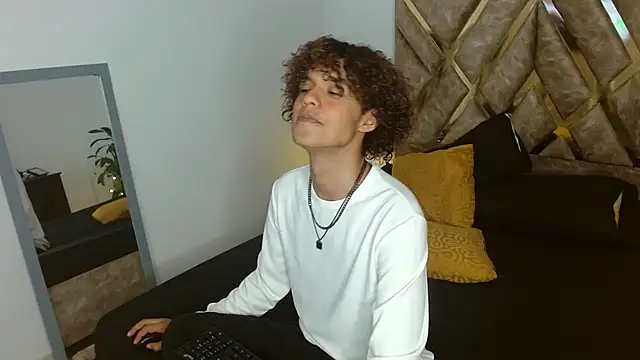 Snapshot of nickolas_moon chatting on 01.29.25 nickolas moon online show from 01.29.25