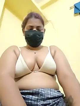 Snapshot of Hotmilfxox chatting on 03.05.25 Hotmilfxox online show from 03.05.25