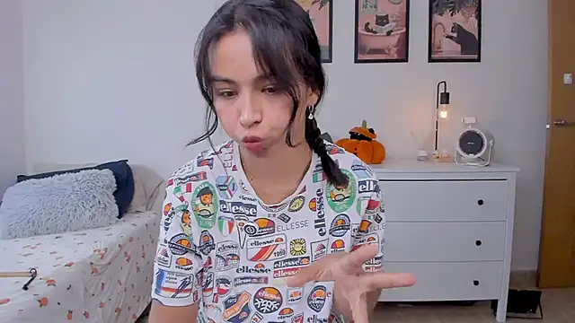 Snapshot of Adriennesexxx chatting on 09.30.25 Adriennesexxx online show from 09.30.25