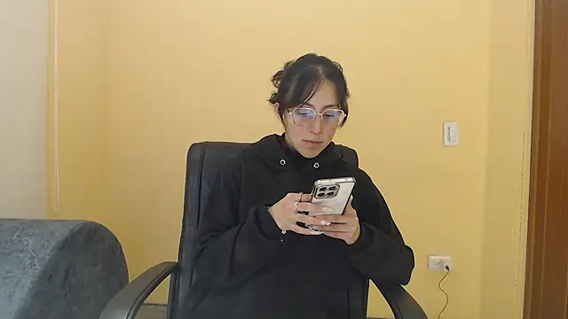 Snapshot of ling_ling24 chatting on 10.18.25 ling ling24 online show from 10.18.25