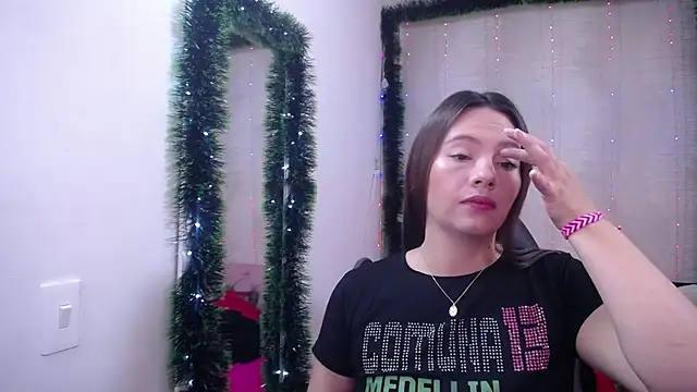 Snapshot of lauraguzman chatting on 01.03.25 lauraguzman online show from 01.03.25