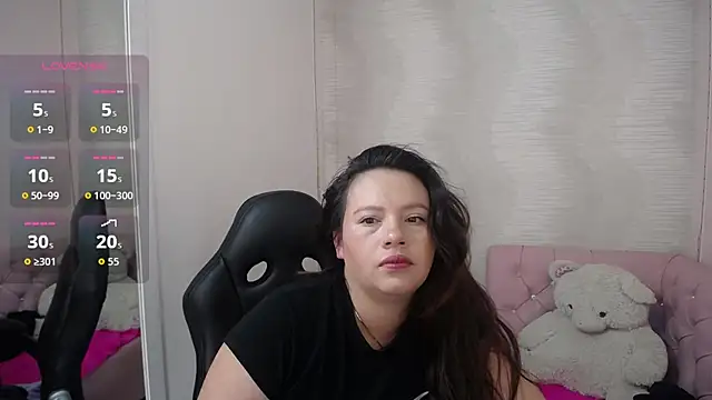 Snapshot of lauraguzman chatting on 09.24.25 lauraguzman online show from 09.24.25