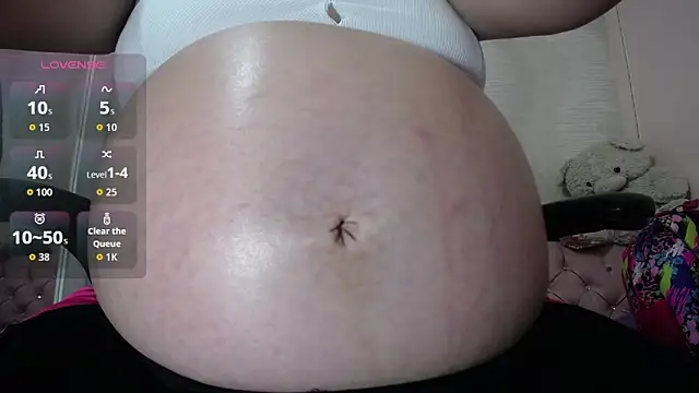 Snapshot of lauraguzman chatting on 10.03.25 lauraguzman online show from 10.03.25